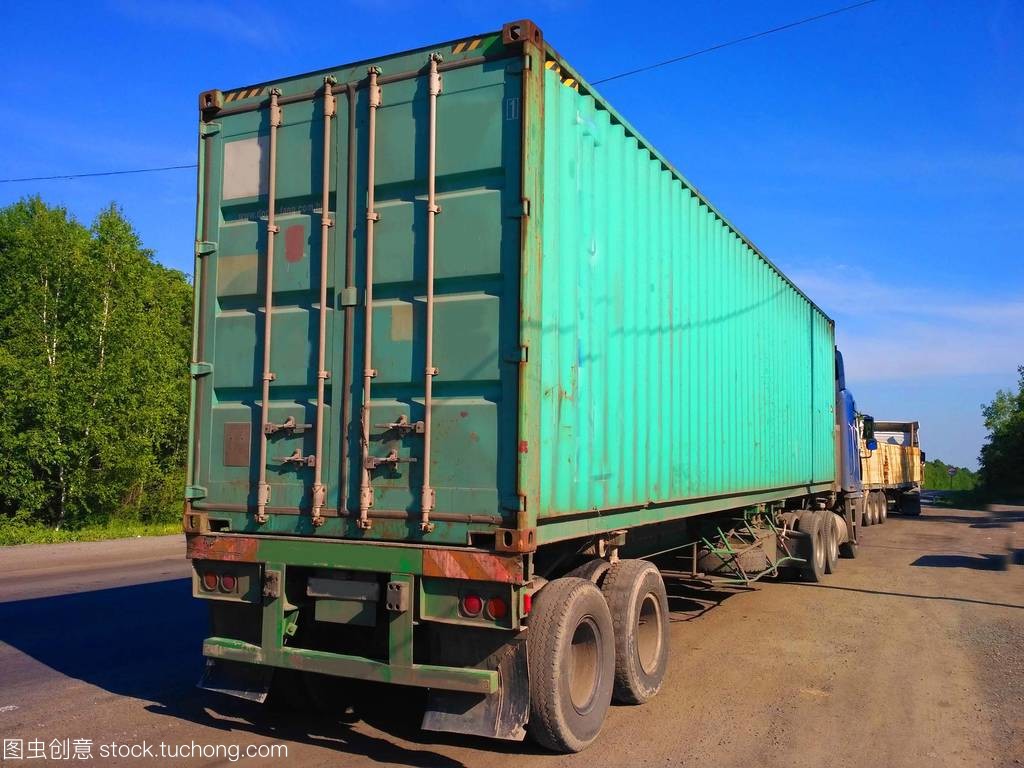 卡车装载货物 道路货物运输的核心环节与优化策略