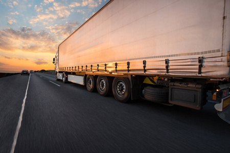 道路货物运输的动脉 卡车集装箱在现代物流中的核心角色