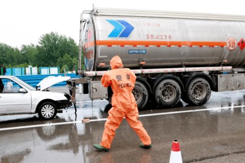 多部门联动演练 无人机与机器人协同守护高速危货运输安全